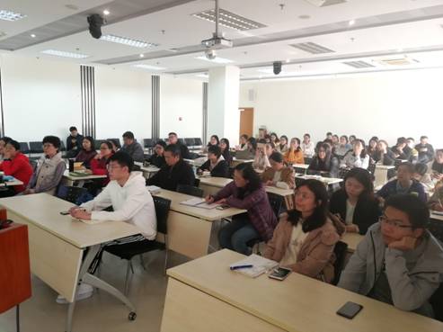 2.参会师生认真聆听